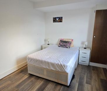 3 bedroom flat to rent - Photo 3