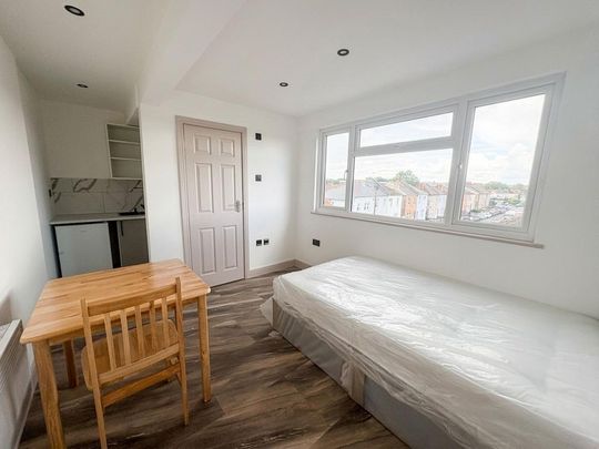 Studio to rent - Photo 1