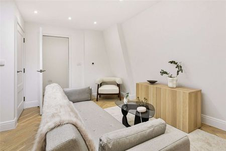 Remarkable new top floor 1 bedroom apartment, finished to an exacting standard throughout and beautifully furnished. - Photo 2