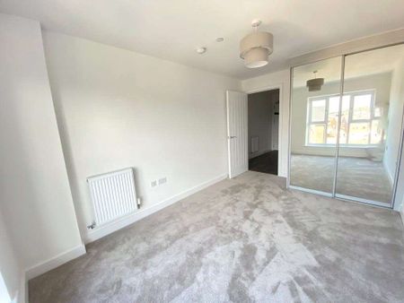 A superbly presented apartment in a striking contemporary development. - Photo 2