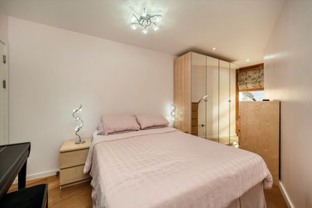 Lombard Road, SW11, London - Photo 5