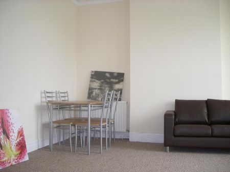 3 bedroom apartment to rent - Photo 2