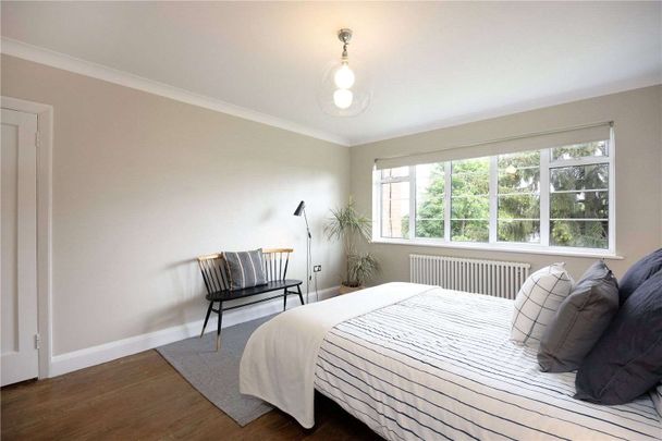 A beautiful three bedroom apartment with parking between Wimbledon Town and Village. - Photo 1