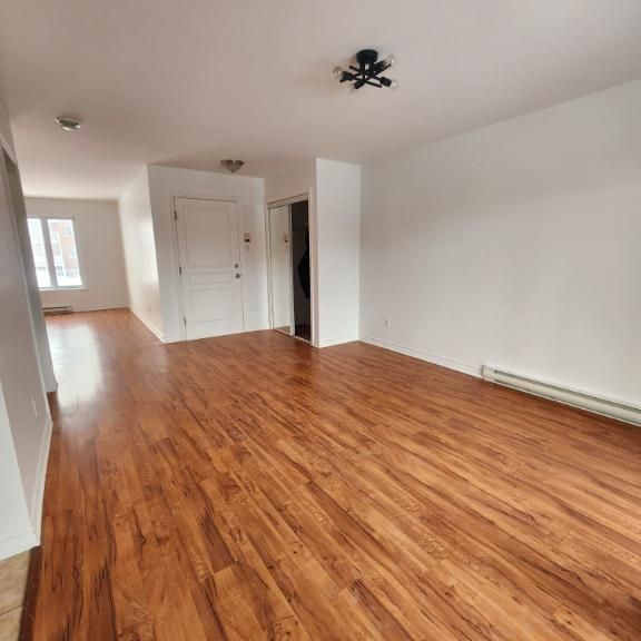 Grand 4 ½ style condo fraichement peinturé Boulevard Iberville, Repentigny (Lanaudière) - Photo 1