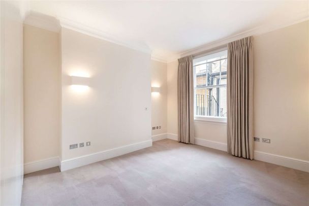 A beautiful third floor apartment (with lift) in a period building situated moments from Sloane Square and the amenities of Pavilion Road. - Photo 1