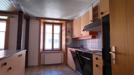 SPACIEUX ET LUMINEUX AU CENTRE DU VILLAGE - Photo 2