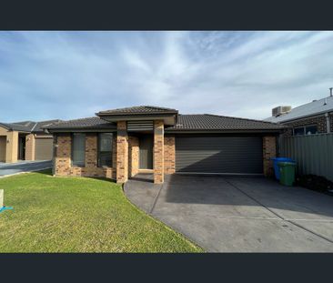 33 Mariposa Grove, Cranbourne, Vic 3977 - Photo 2
