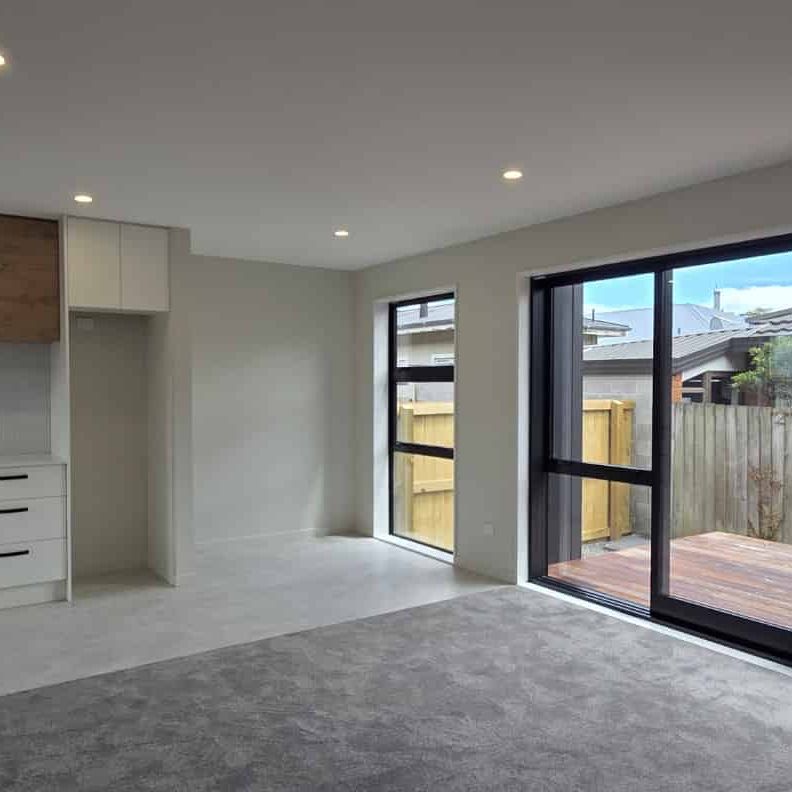 Stylish, Superior Build Townhouse – Walk to Barrington Mall - Photo 1