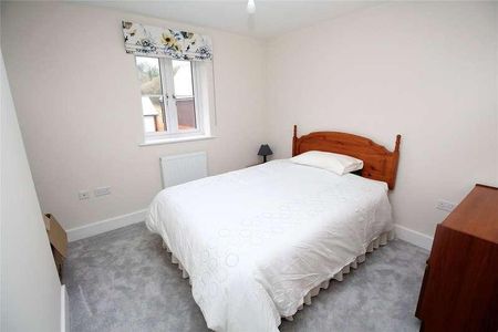 Rowden Way, Alton, Hampshire, GU34 - Photo 3