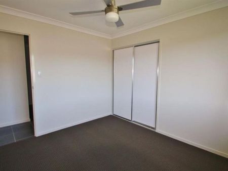 Spacious Family Home with Air Con and Huge Yard! - Photo 5