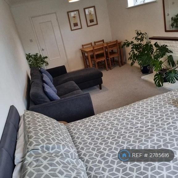 1 bedroom in a flat share to rent - Photo 1