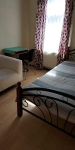 Room in a Shared House, Lawrence Road, E6 - Photo 3
