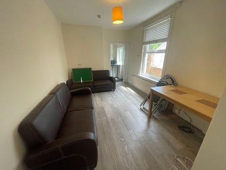 6 bedroom terraced house to rent - Photo 2