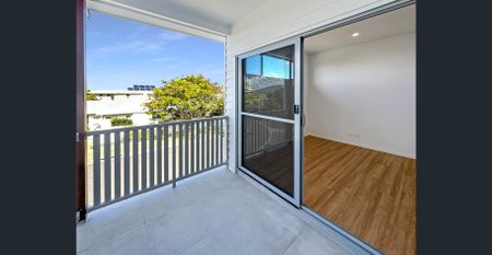 Large Modern Home with Open Plan Living & Double Garage - Photo 5