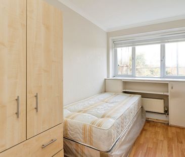 3 Bed Flat, Mimosa, N15 - Photo 2