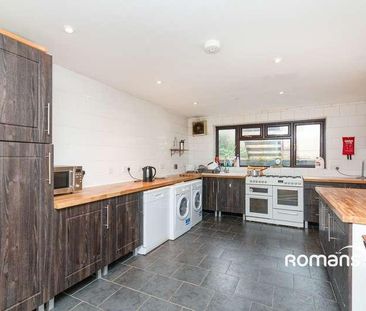 Upper Hale Road, Farnham, Surrey, GU9 - Photo 4