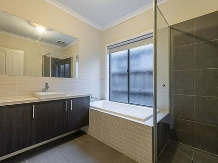 Modern and Spacious Home AVAILABLE 12th of NOVEMBER - Photo 3