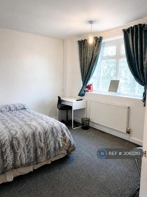 1 bedroom in a flat share to rent - Photo 1