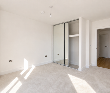 Colindale Gardens 5 room 1 - Photo 3