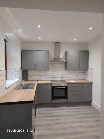 2 bedroom end of terrace house to rent - Photo 2