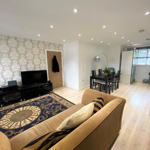 Victory Place, Addlestone, Surrey, KT15 - Photo 1