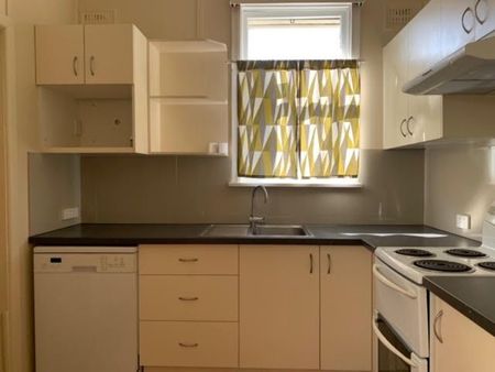 Charming Family Home with Spacious Backyard and Modern Comforts - Photo 5