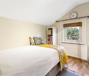 2 bedroom maisonette in Middlesex - Photo 3