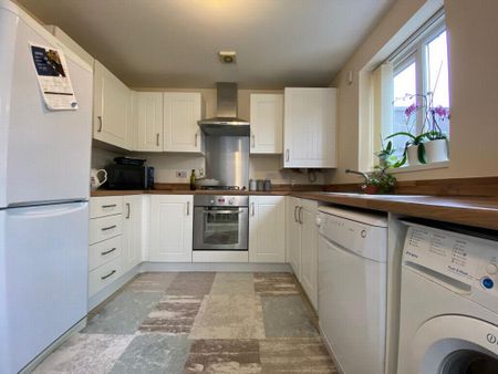 3 bedroom semi-detached house to rent - Photo 5