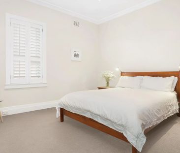 Beautifully renovated, spacious apartment with stunning views - Photo 2