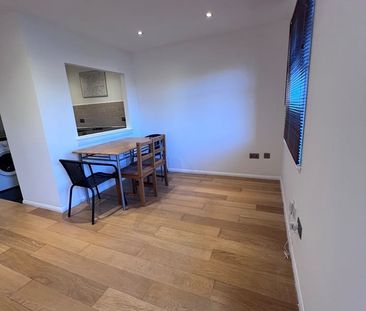 1 Bed Flat, Burnham Close, SE1 - Photo 2