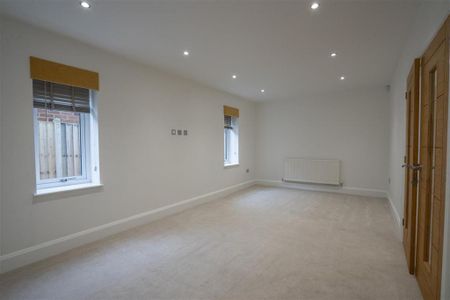 5 bedroom detached house to rent - Photo 2