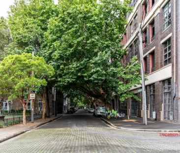 Chic warehouse conversion in the heart of Chippendale - Photo 6