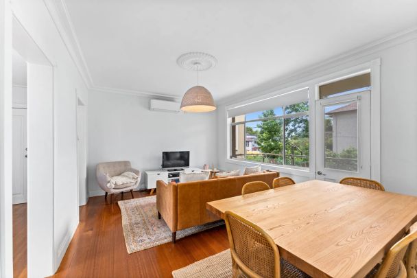 Beautifully Renovated, Light-Filled Two-Bedroom Apartment with Leafy Balcony - Photo 1