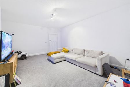 3 bedroom flat to rent - Photo 3