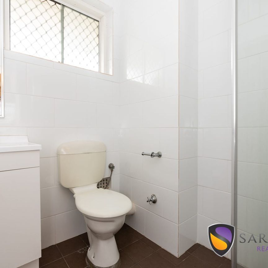 Ground floor living with spacious west-facing courtyard – pet friendly! - Photo 1