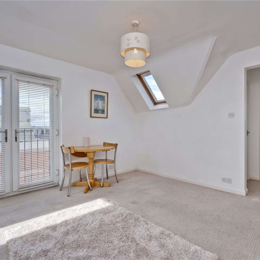 A spacious one bedroom apartment in the centre of town. - Photo 1