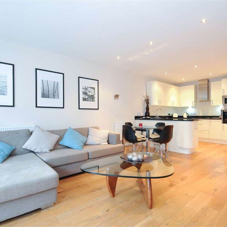 A stunning one double bedroom modern apartment situated in the heart of Windsor town centre. - Photo 1