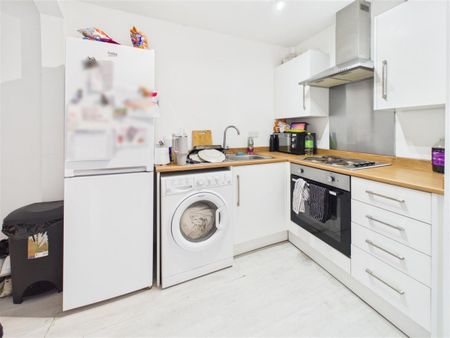 1 bedroom Flat to rent - Photo 5