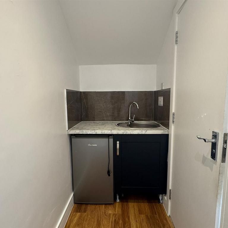 Studio to rent - Photo 1