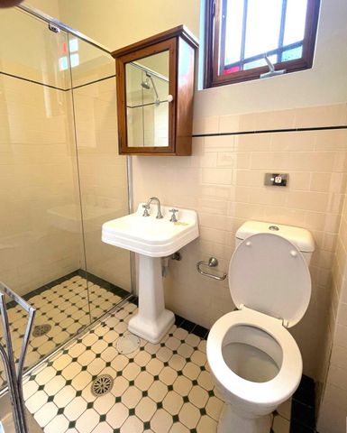 Expansive 4-5 B/R Family Home - Photo 5