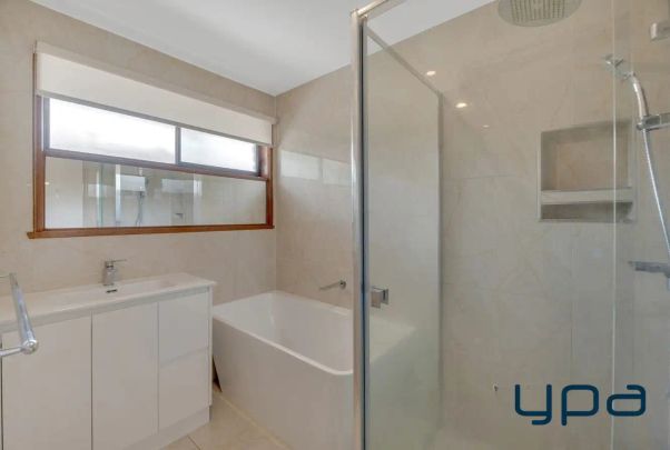 “Perfect Family Living in a Peaceful Court Location !!” - Photo 1