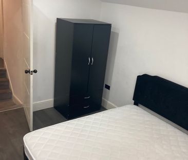 Room in a Shared House, Whitehorse Road, CR0 - Photo 5