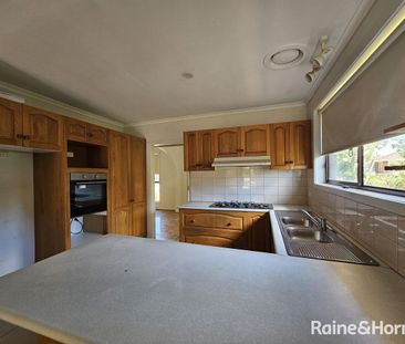 10 Bianchi Court, Keilor Downs, VIC 3038 - Photo 5