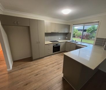 Large Modern 4 Bedroom Home - Photo 3