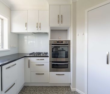 Beautifully Presented Home in Chartwell - Photo 6