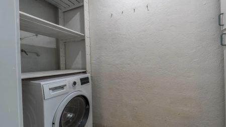Room in a shared 5-bedroom apartment for rent in Palacio. - Photo 4