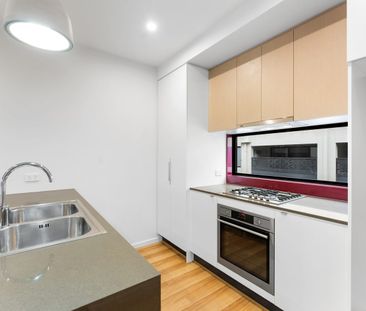 CHIC THREE BEDROOM TOWNHOUSE IN THE HEART OF ST CLAIR - Photo 3