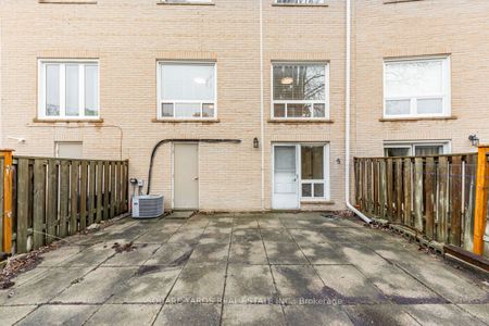 Condo Townhouse For Lease | C8129992 - Photo 2