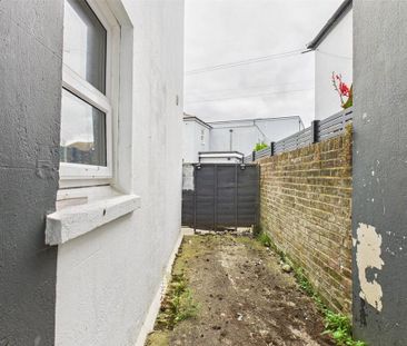 Property to rent - Photo 2