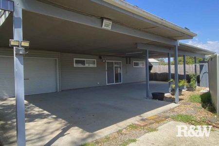 THREE BEDROOM GRANNY FLAT! - Photo 3